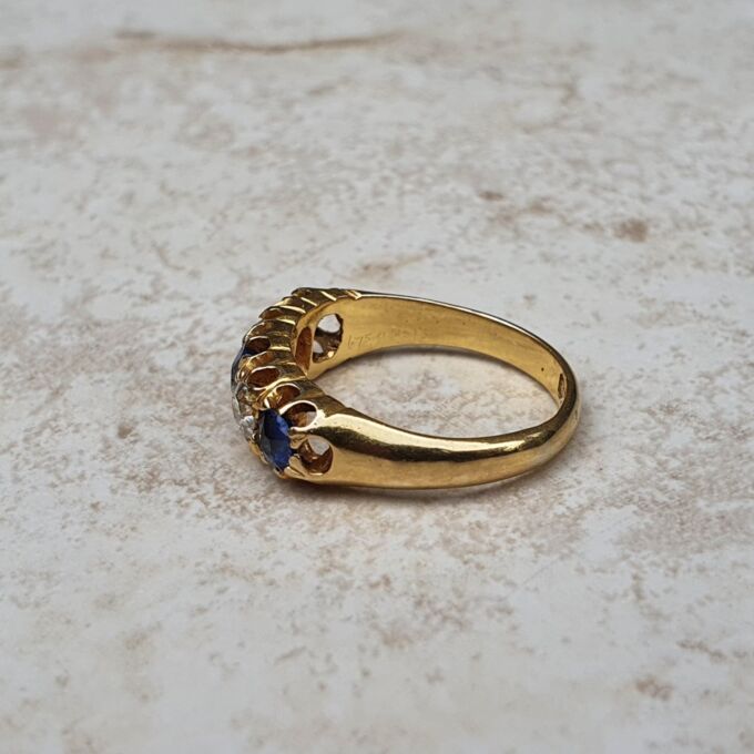 Antique Sapphire & Diamond Ring in 18ct Gold