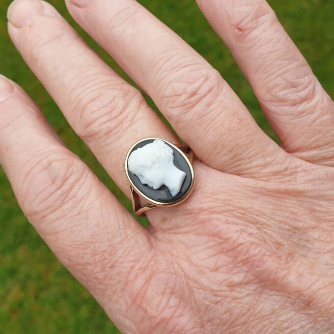 Hardstone Cameo Ring in 9ct Gold