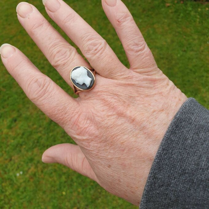 Hardstone Cameo Ring in 9ct Gold