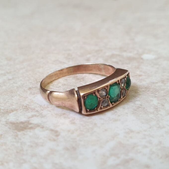 Antique Green and White Ring in 9ct Gold