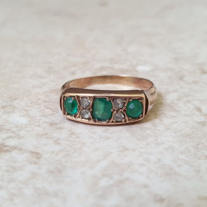 Antique Green and White Ring in 9ct Gold