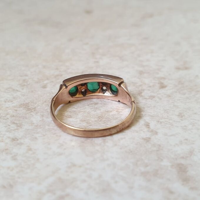 Antique Green and White Ring in 9ct Gold