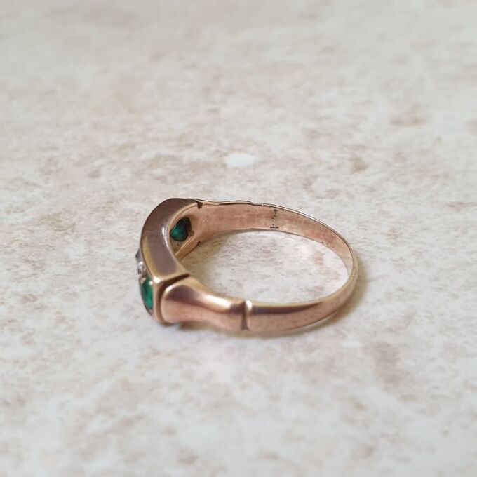 Antique Green and White Ring in 9ct Gold