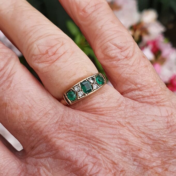 Antique Green and White Ring in 9ct Gold