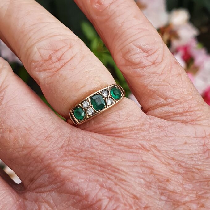 Antique Green and White Ring in 9ct Gold