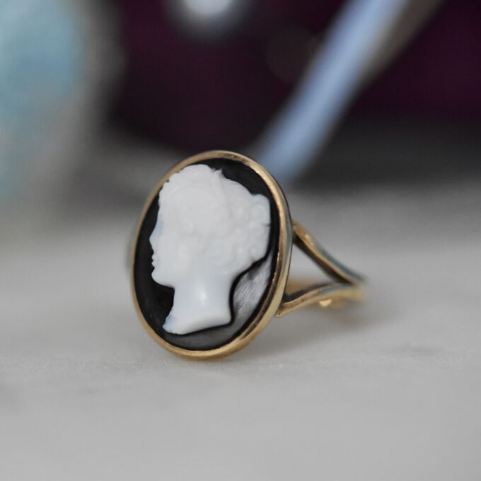 Hardstone Cameo Ring in 9ct Gold