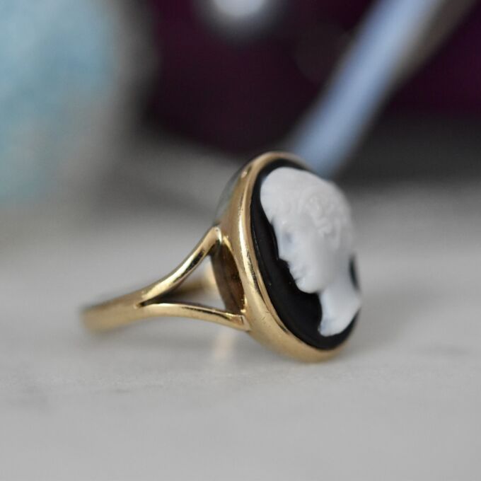 Hardstone Cameo Ring in 9ct Gold