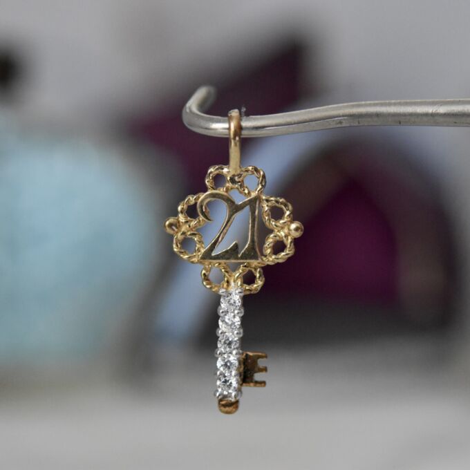 21 Pendant in 9ct Gold