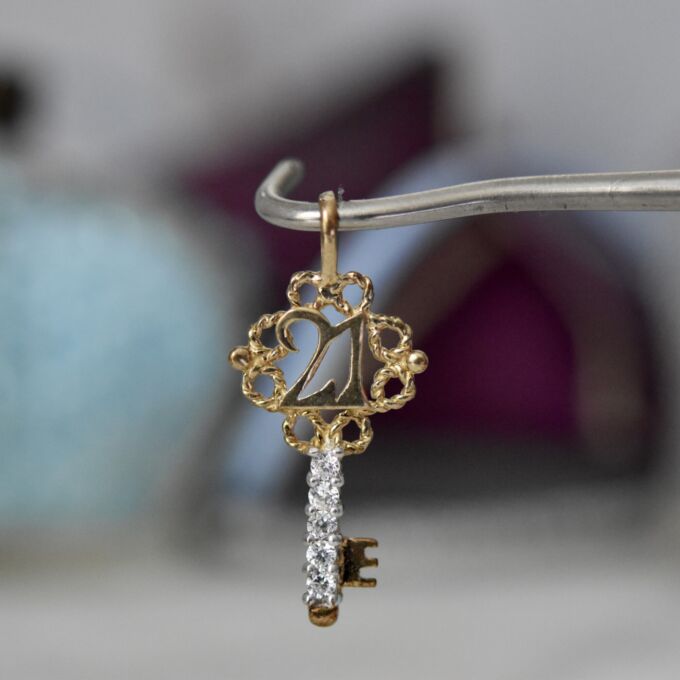 21 Pendant in 9ct Gold