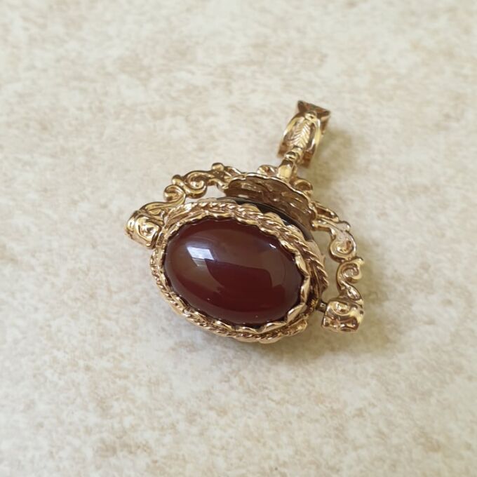 Ornate Three Stone Spinner Pendant in 9ct Gold