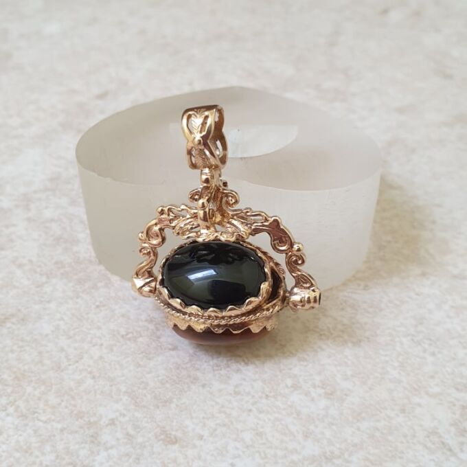 Ornate Three Stone Spinner Pendant in 9ct Gold