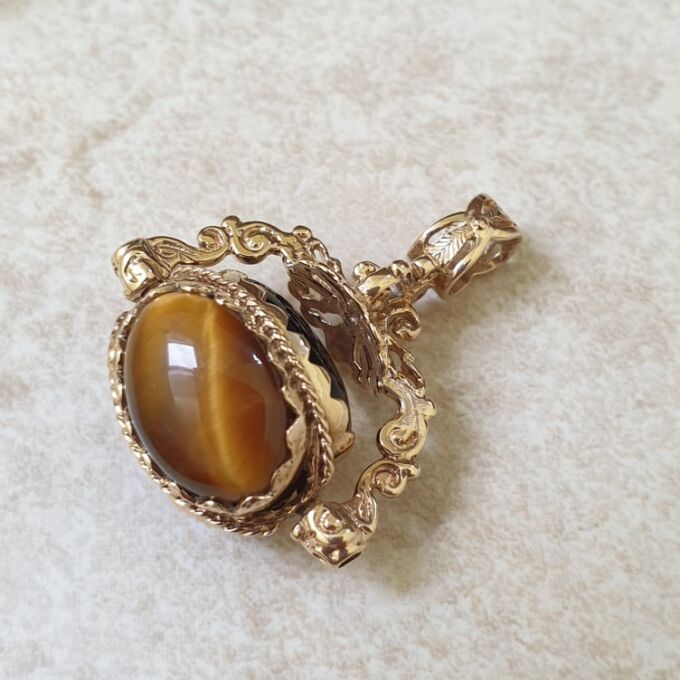 Ornate Three Stone Spinner Pendant in 9ct Gold