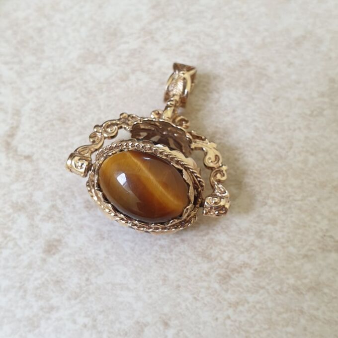 Ornate Three Stone Spinner Pendant in 9ct Gold