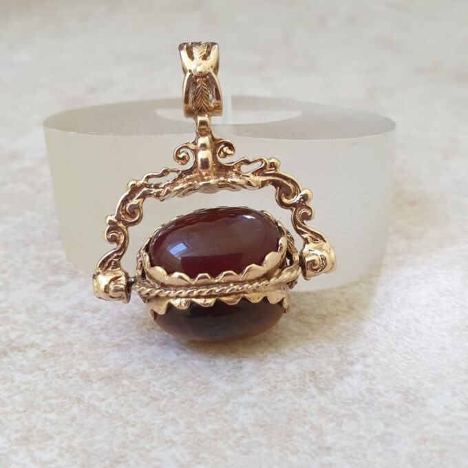 Ornate Three Stone Spinner Pendant in 9ct Gold