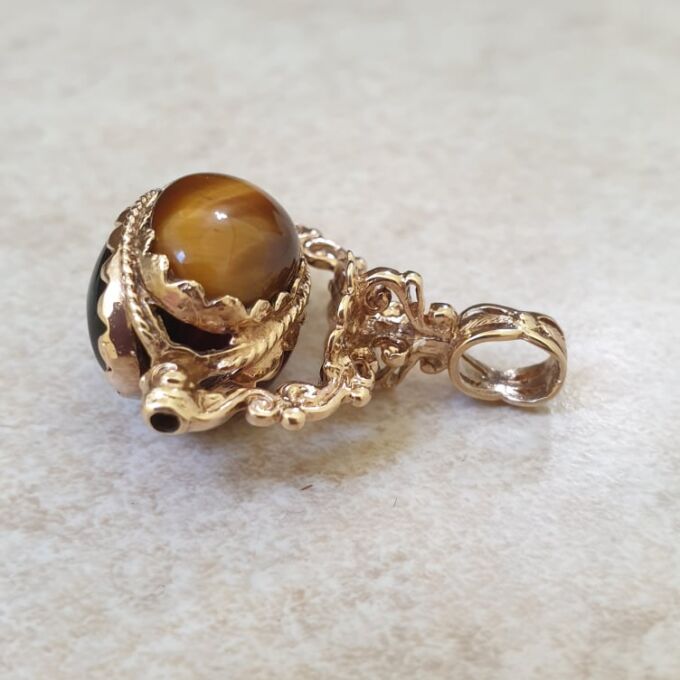 Ornate Three Stone Spinner Pendant in 9ct Gold