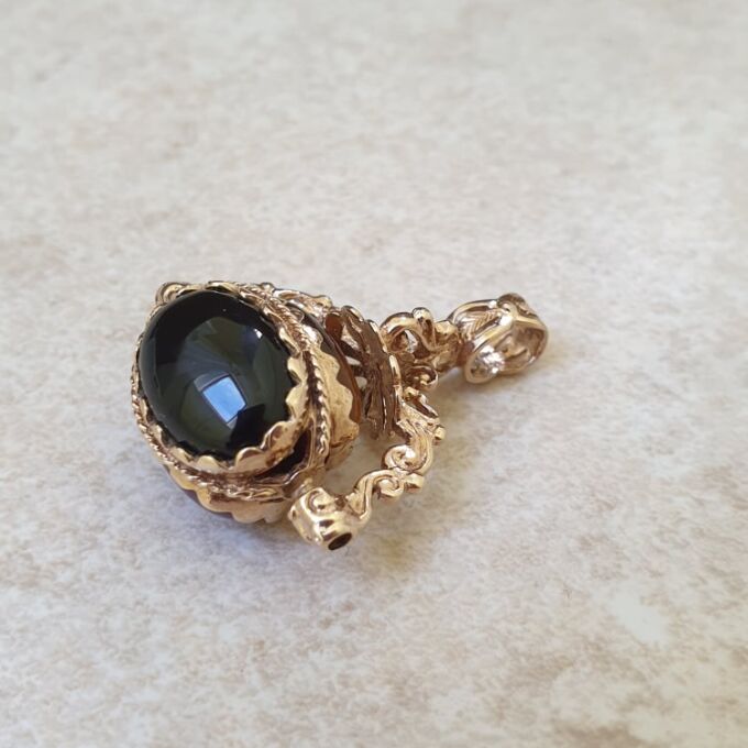 Ornate Three Stone Spinner Pendant in 9ct Gold