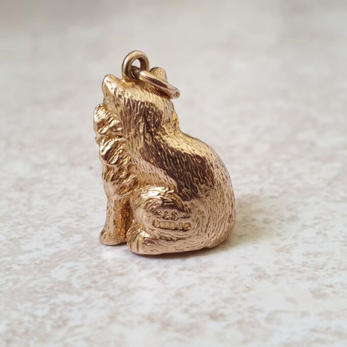 Sitting Cat Pendant in 9ct Gold