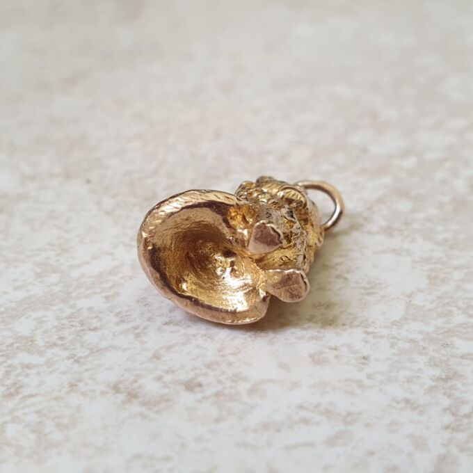 Sitting Cat Pendant in 9ct Gold