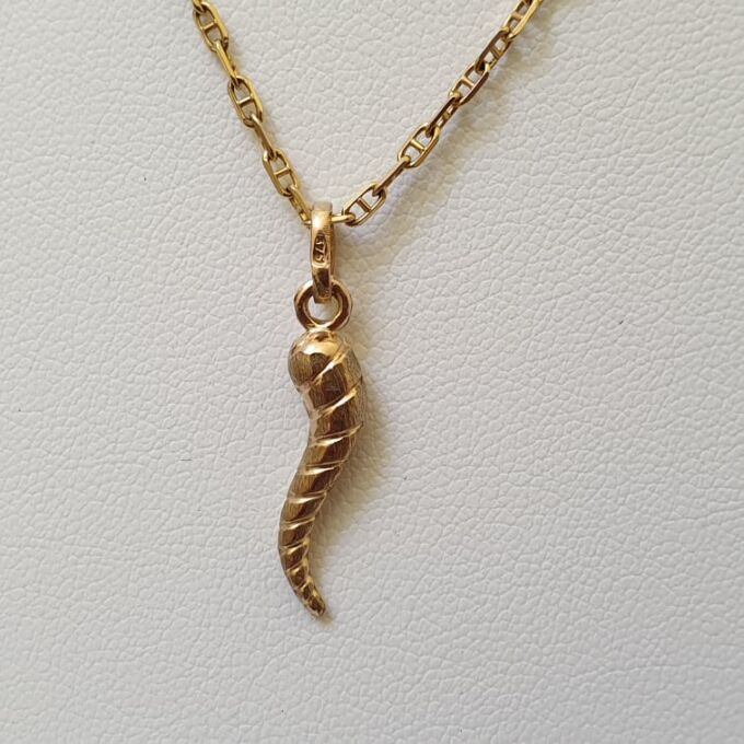 Small Twisted Cornicello Horn Pendant in 9ct Gold