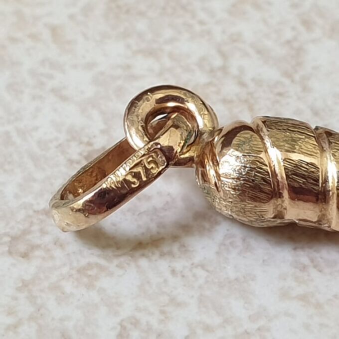 Small Twisted Cornicello Horn Pendant in 9ct Gold