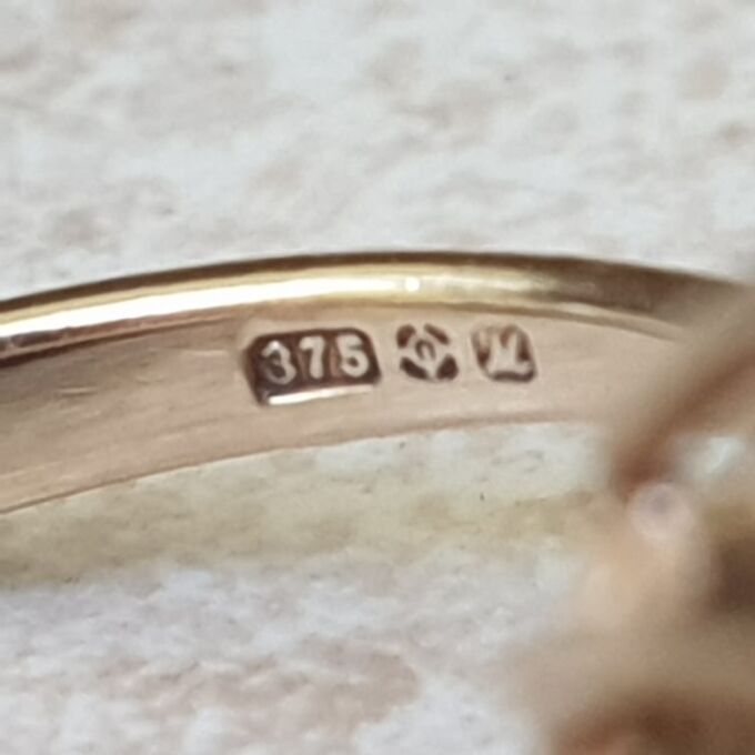 Sapphire Ballerina Ring in 9ct Gold