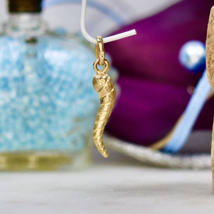 Small Twisted Cornicello Horn Pendant in 9ct Gold