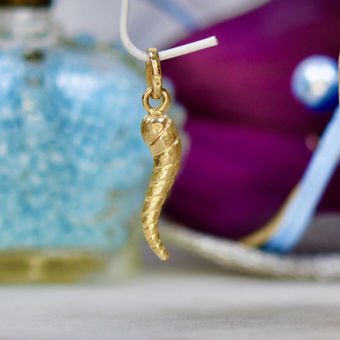 Small Twisted Cornicello Horn Pendant in 9ct Gold
