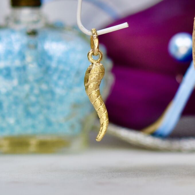 Small Twisted Cornicello Horn Pendant in 9ct Gold