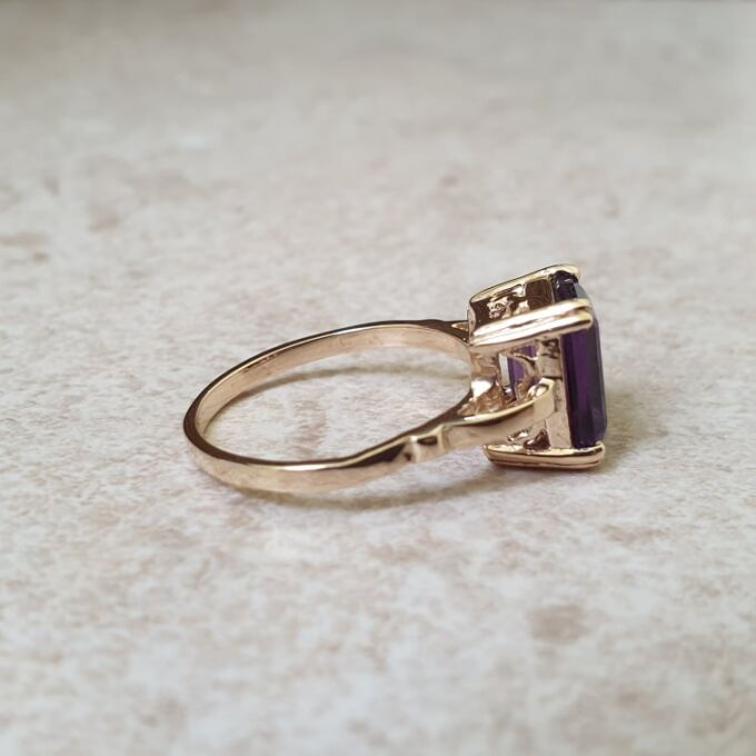 Amethyst Solitaire Ring in 9ct Gold