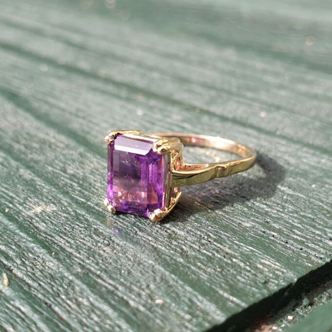 Amethyst Solitaire Ring in 9ct Gold