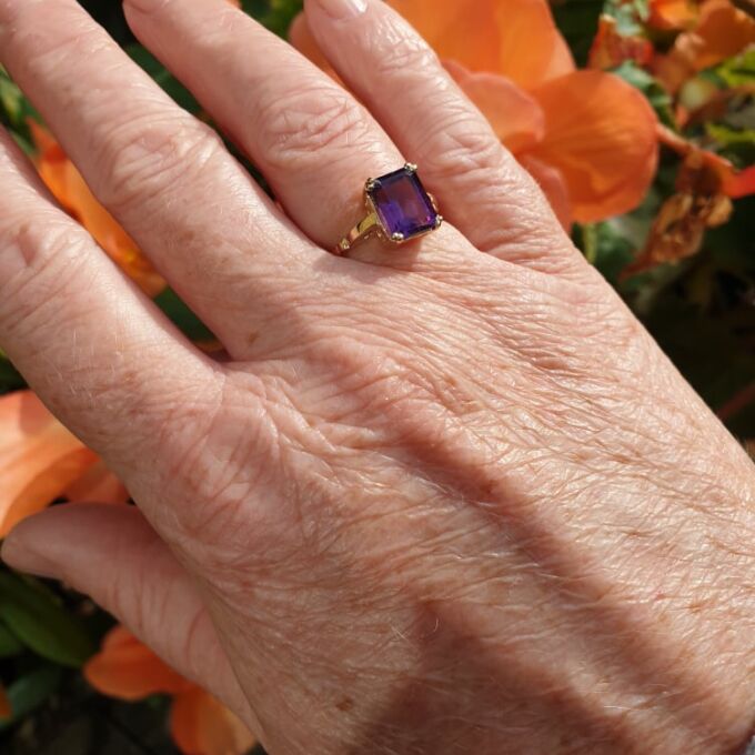 Amethyst Solitaire Ring in 9ct Gold