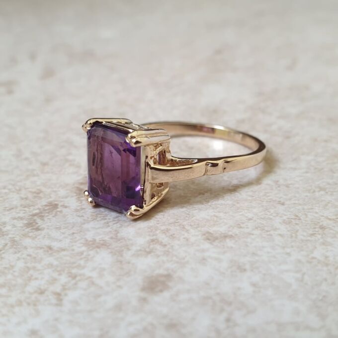 Amethyst Solitaire Ring in 9ct Gold