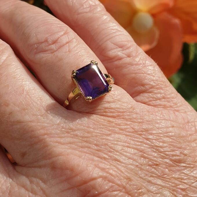 Amethyst Solitaire Ring in 9ct Gold