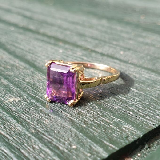 Amethyst Solitaire Ring in 9ct Gold