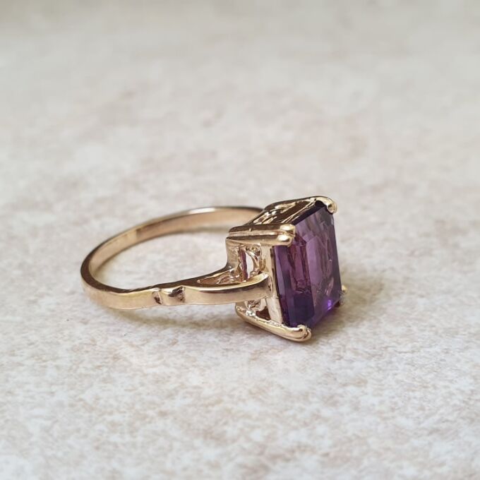 Amethyst Solitaire Ring in 9ct Gold
