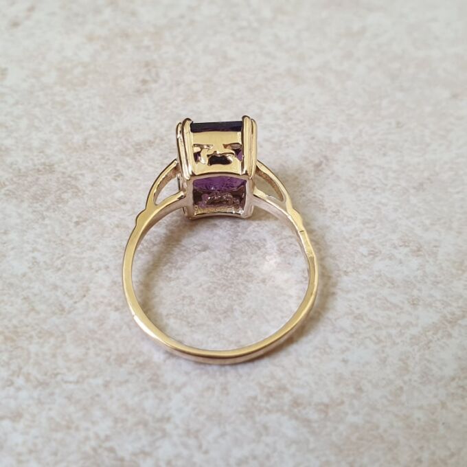 Amethyst Solitaire Ring in 9ct Gold