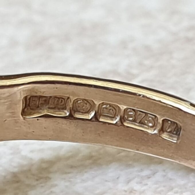 Heavyweight Garnet Solitaire Ring in 9ct Gold