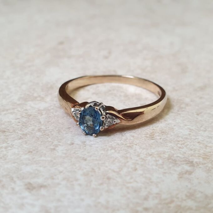 Cornflower Blue Sapphire & Diamond Ring in 9ct Gold