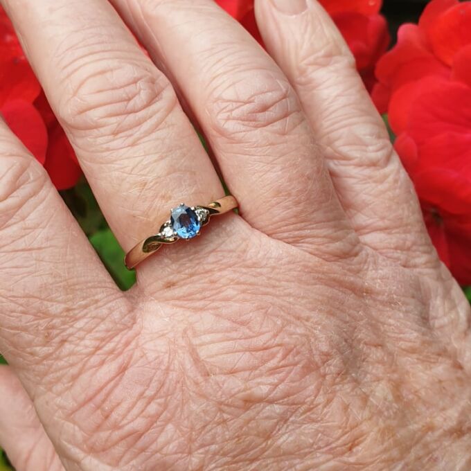 Cornflower Blue Sapphire & Diamond Ring in 9ct Gold
