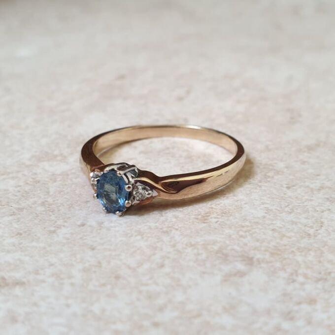 Cornflower Blue Sapphire & Diamond Ring in 9ct Gold