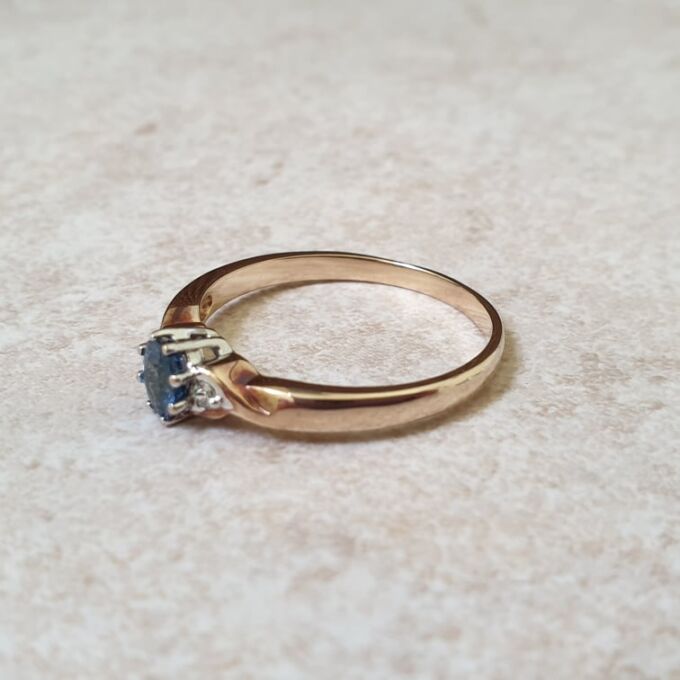 Cornflower Blue Sapphire & Diamond Ring in 9ct Gold