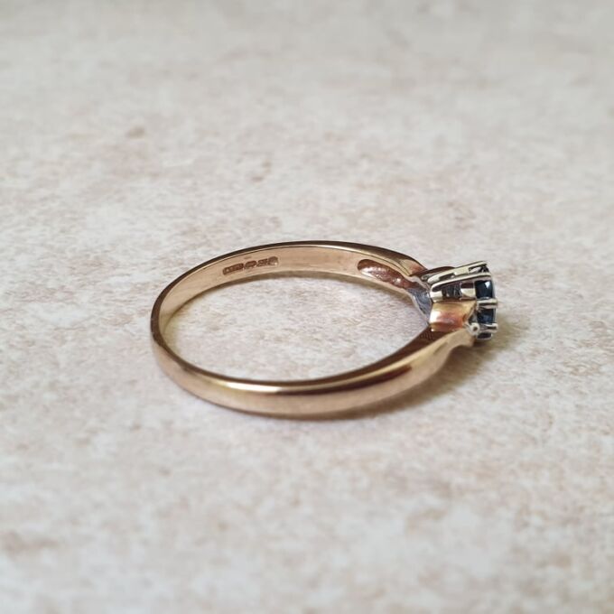 Cornflower Blue Sapphire & Diamond Ring in 9ct Gold