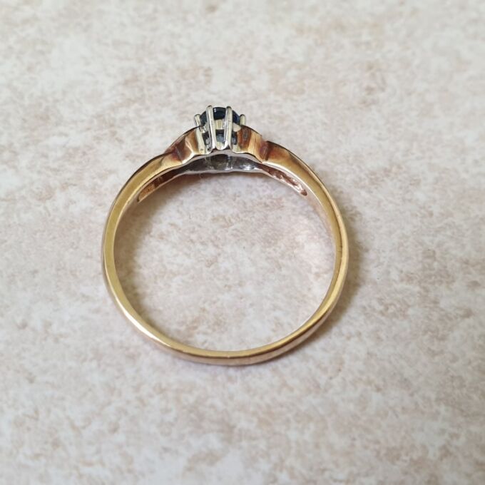 Cornflower Blue Sapphire & Diamond Ring in 9ct Gold