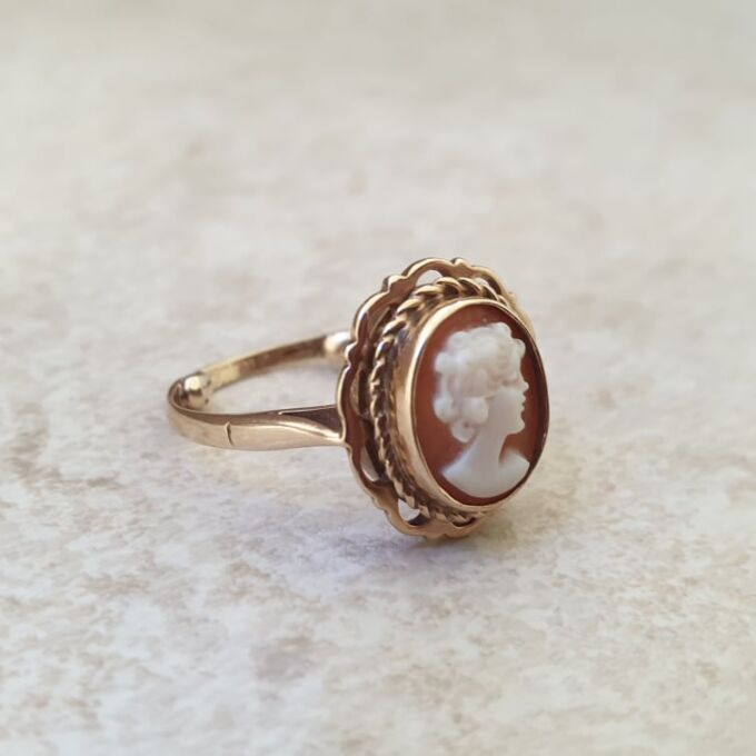 Cameo Ring in 9ct Gold