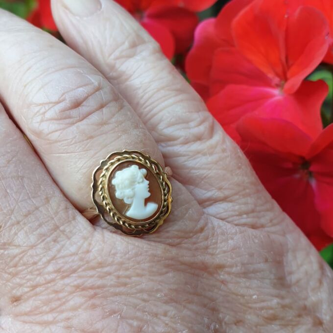 Cameo Ring in 9ct Gold