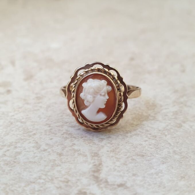 Cameo Ring in 9ct Gold
