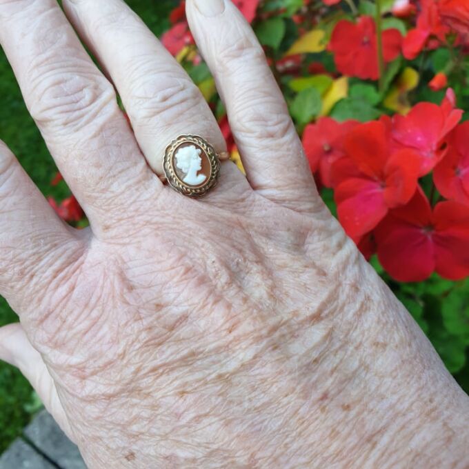 Cameo Ring in 9ct Gold