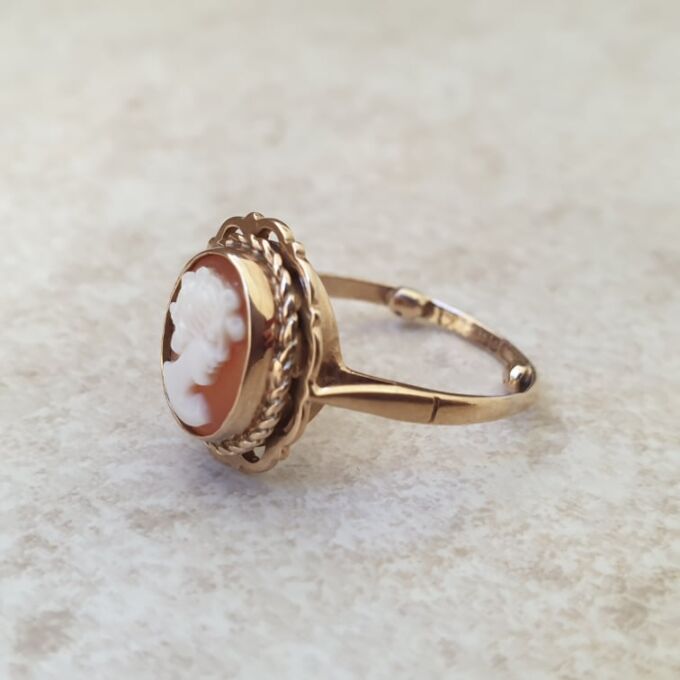 Cameo Ring in 9ct Gold