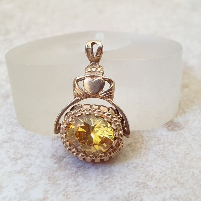 Claddagh Spinning Fob in 9ct Gold