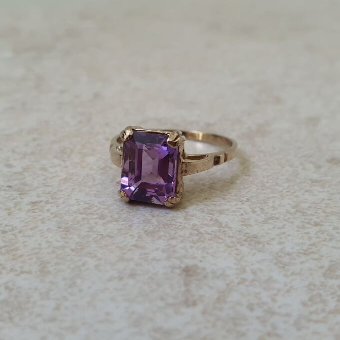 Amethyst Solitaire Ring in 9ct Gold
